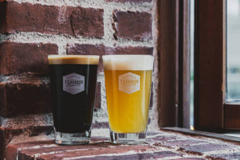 ※ 左: T.Y.HARBOR Breweryの「Imperial Stout」をCRAFTROCKがアレンジした 「Clyde」 ※ 右: CRAFTROCKの「Alternative IPA」をT.Y.HARBOR Breweryがアレンジした「Bonnie」