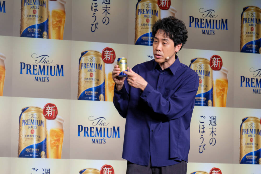 大泉洋さんがザ・プレミアム・モルツの350ml缶を持つ様子